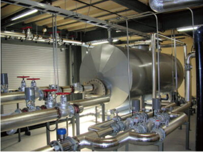 フラッシュを取り除いたドレンをさらに熱交換させ、温水を確保