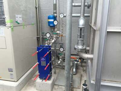 ガス式コジェネ装置とプレート形熱交換器の組み合わせで省エネ