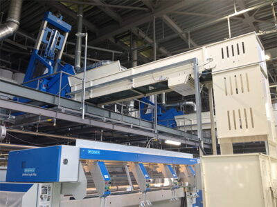 ロール上の吹抜スペースを利用して、シーツ捌き機(ピッカー)を設置し、ロール前を軽作業化