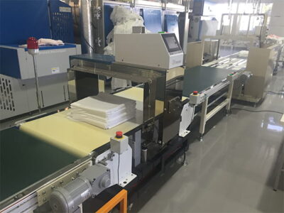 ロール後製品自動搬送+金属探知機+自動結束機により、徹底省人化