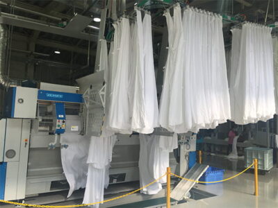 ジェンセン無人シーツ投入機(写真は無人包布2レーン投入)